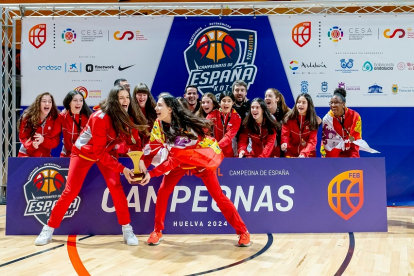 Castilla y León, liderada por Amelia Alonso, levanta el trofeo de campeón de España infantil femenino.  / FEB