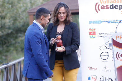 Adriana Ulibarri entrega el premio al boxeador Salvi Jiménez.