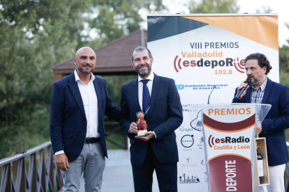David Espinar recoge el premio en nombre del Real Valladolid. / J. M. LOSTAU