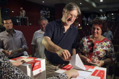José Antonio Pérez Tapia votando en las primarias socialistas del 2014 en el centro de Granada.-/ MIGUEL ANGEL MOLINA (EFE)