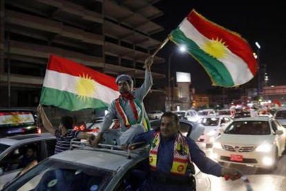 Ciudadanos kurdos celebran la victoria del sí en el referéndum del pasado 25 de septiembre en Erbil.-EFE / MOHAMED MESSARA