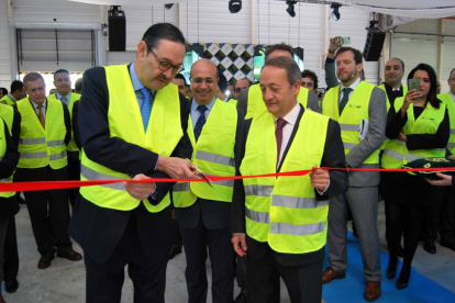 El presidente de Europac (José Miguel Isidro) junto al embajador de España en Marruecos corta la cinta inaugural de la fábrica de embalaje de Europac en Tánger (Marruecos)-ICAL