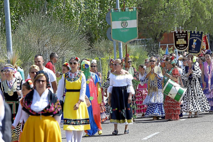 Cantabria y Andalucía durante el desfile de casas regionales de la inauguración de la feria.