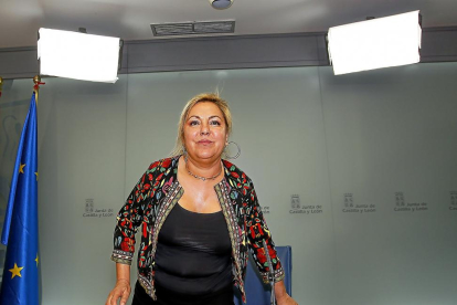 Rosa Valdeón, en una imagen de archivo durante su comparencia ante los medios tras el positivo de alcoholemia-J. M. LOSTAU