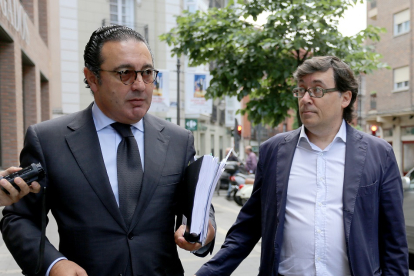 Rafael Delgado, a la derecha en compañía de su abogado, en una imagen de archivo. -ICAL
