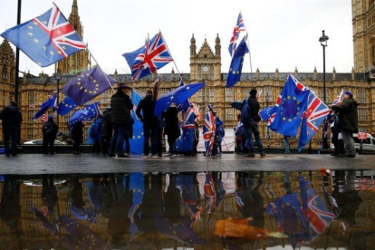 Manifestantes contrarios al brexit ante el Parlamento, ayer.-REUTERS HENRY NICHOLLS