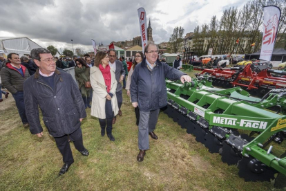 Herrera visita la Feria de Lerma con el presidente del Diputación, César Rico, y la consejera de Agricultura, Milagros Marcos.-S. O.