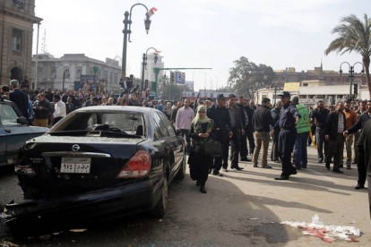 Policías egipcios en torno al coche bomba que ha estallado ante el Tribunal Supremo, en El Cairo.-Foto:   REUTERS / AMR ABDALLAH DALSH