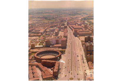 Panorámica con el barrio de La Rubia al fondo a la izquierda en los años 70.- ARCHIVO MUNICIPAL DE VALLADOLID
