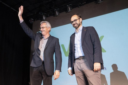 El candidato de Vox a la presidencia de la Junta, Jesús García-Conde, llega al acto electoral en Valladolid acompañado de José Antonio Ortega Lara-ICAL