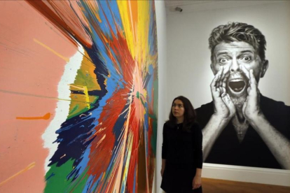 La puja de obras de  David Bowie, en la sala Sotheby's de Londres.-AP / FRANK AUGSTEIN