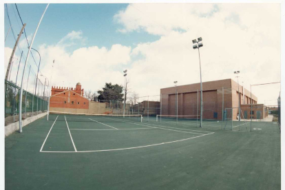 Exterior del polideportivo La Rubia en 1994.- ARCHIVO MUNICIPAL DE VALLADOLID