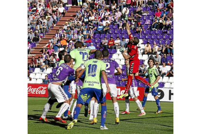 Javi Varas despeja el balón durante el Real Valladolid-Ponferradina-Pablo Requejo / Photogenic