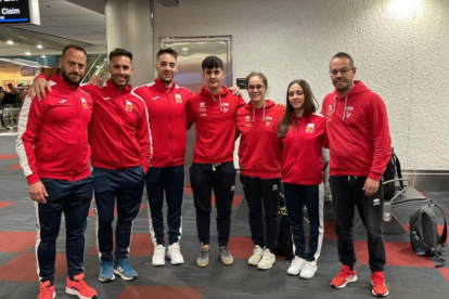 David Franco, en el centro, junto al resto de deportistas de España en Acrobacias y Trampolín. / RFEG