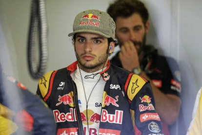 Carlos Sainz, en el box de Toro Rosso en Melbourne, este sábado.-Foto: REUTERS / MARK DADSWELL