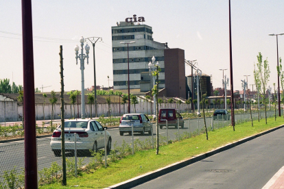 Fábrica de piensos CIA que se ubicaba frente al centro comercial Vallsur en 1999.- J.M. LOSTAU
