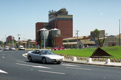 Fábrica de piensos CIA que se ubicaba frente al centro comercial Vallsur en 1999.- J.M. LOSTAU