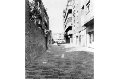 Obras de pavimentación en la calle Isidro Polo que da a la Plaza de los Ciegos de Valladolid. ARCHIVO MUNICIPAL