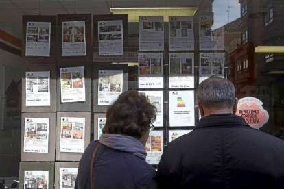Dos personas miran los anuncios en una inmobiliaria de Valladolid-Ical