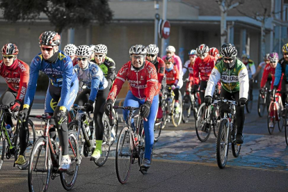 Varios ciclistas inician su marcha en la II Carrera del Pavo en la Cistérniga-José C. Castillo