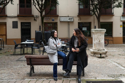 Dos jóvenes charlan animadamente en un banco de la plaza de los Ciegos - J.M. LOSTAU