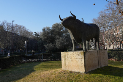 Escultura del Toro en el inicio de los jardines de La Rubia en el paseo de Zorrilla.- J.M. LOSTAU