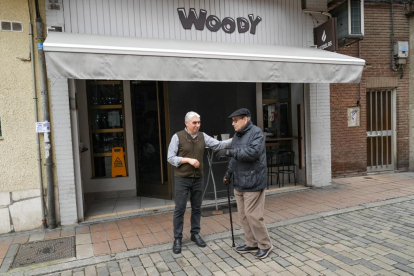Javier Pascual dueño del bar Woody charlando con un vecino en la plaza de los Ciegos - J.M. LOSTAU