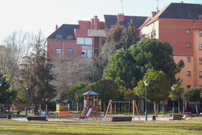 Parque infantil en la calle Espanta en La Rubia.- J.M. LOSTAU