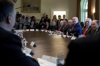 Trump ríe durante la primera reunión de su Gabinete al completo, en la Casa Blanca, el 12 de junio.-AP / ANDREW HAMIK