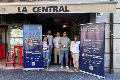 Alba Alpín, Fernando Suárez, Rian Butcher, David Barrios y María Morán, en la presentación de la campaña de socios y abonados del Club de Rugby El Salvador. / E. M.