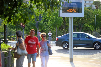 El termómetro de la plaza de Poniente ayer marcó 32 grados centígrados.