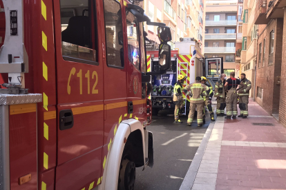 Los bomberos de Valladolid calman el fuego en la calle Santa Marina. - E.M.