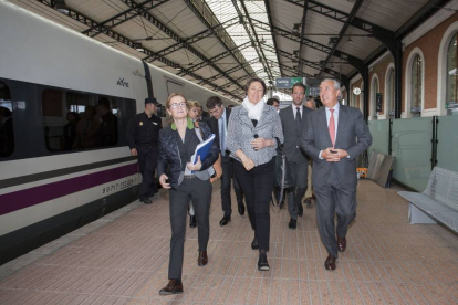 La secretario de Estado, Julio Gómez Pomar y la comisaría europea de transportes Violeta Bulc en su llegada a la estación de trenes de Valladolid-Miguel Ángel Santos