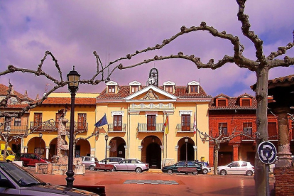 Plaza Mayor de Simancas con el Ayuntamiento al fondo. - E. M.