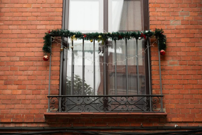 Decoración navideña en un balcón de la plaza de los Ciegos de Valladolid. - J.M. LOSTAU