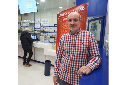 Luis Vázquez de Prada, responsable de la administración de lotería de Río Shopping que ha vendido cuatro millones de euros. REQUEJO
