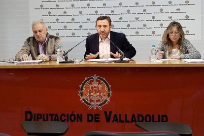 Pedro Pablo Santamaría, Francisco Ferreira y Carmen Aceves, ayer, en la rueda de prensa en el Palacio de Pimentel.-SGC