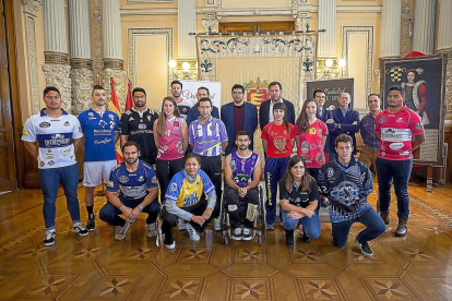 Deportistas de los clubes vallisoletanos y autoridades posan en la foto de familia realizada en el Ayuntamiento de Valladolid.-PABLO REQUEJO