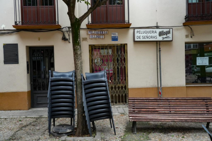 Peluquería cerrada en la Plaza de los Ciegos de Valladolid.- J.M. LOSTAU