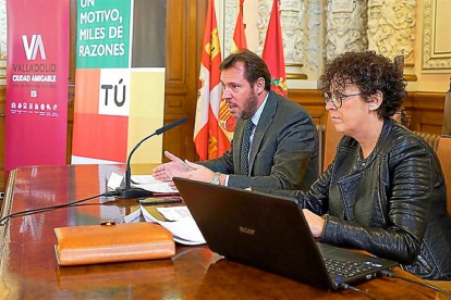 El alcalde de Valladolid, Óscar Puente, y la concejala de Servicios Sociales, Rafaela Romero. - EL MUNDO