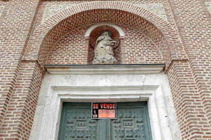 Fachada del convento de las Brígidas con el cartel de venta-J.M.Lostau