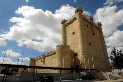 Vista exterior del castillo de Fuensaldaña, con la torre del homenaje en primer plano.-E.M