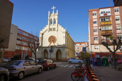 Parroquia Nuestra Señora del Rosario en la calle Joaquín María Jalón en La Rubia.- J.M. LOSTAU