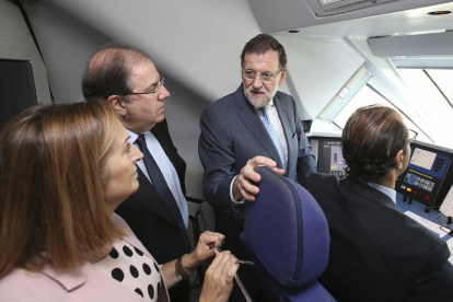 Ana Pastor, Juan Vicente Herrera y Mariano Rajoy, en la cabina junto al maquinista Roberto García de camino hacia Palencia-El Mundo