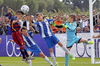 Un jugador del Barcelona cabecea en la final del pasado año frente al Espanyol.-MONTSE ÁLVAREZ