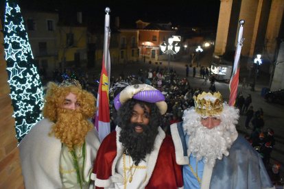 Los Reyes Magos junto a sus pajes reales en la cabalgata de Cigales. A.E.