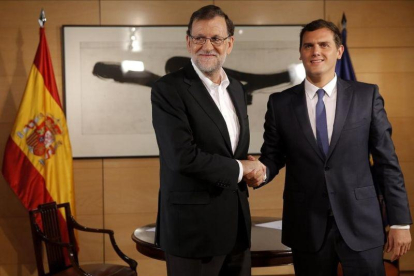 Rajoy y Rivera se saludan al inicio de una reunión el 10 de agosto en el Congreso.-JOSÉ LUIS ROCA