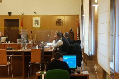El guardia civil acusado de un delito de negociaciones prohibidas a funcionarios. Foto del primer día del juicio con jurado que se celebra en Valladolid. - EUROPA PRESS