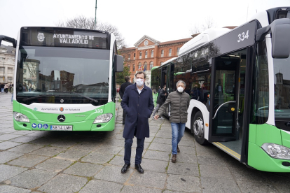 El alcalde de Valladolid, Óscar Puente, y el concejal de Movilidad y Espacio Urbano, Luis Vélez, presentan los nuevos autobuses que se incorporan a la flota de Auvasa. - ICAL