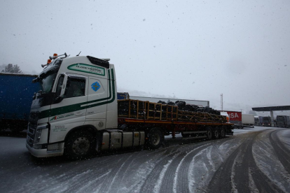 Camiones embolsados en el polígono industrial de Bembibre (León), debido al corte de la autovía A6 cortada por el temporal de nieve